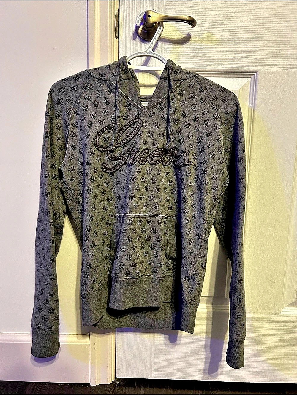 Vintage Y2K GUESS Women's Grey Fleur De Lis All Over Print Pullover Hoodie Large